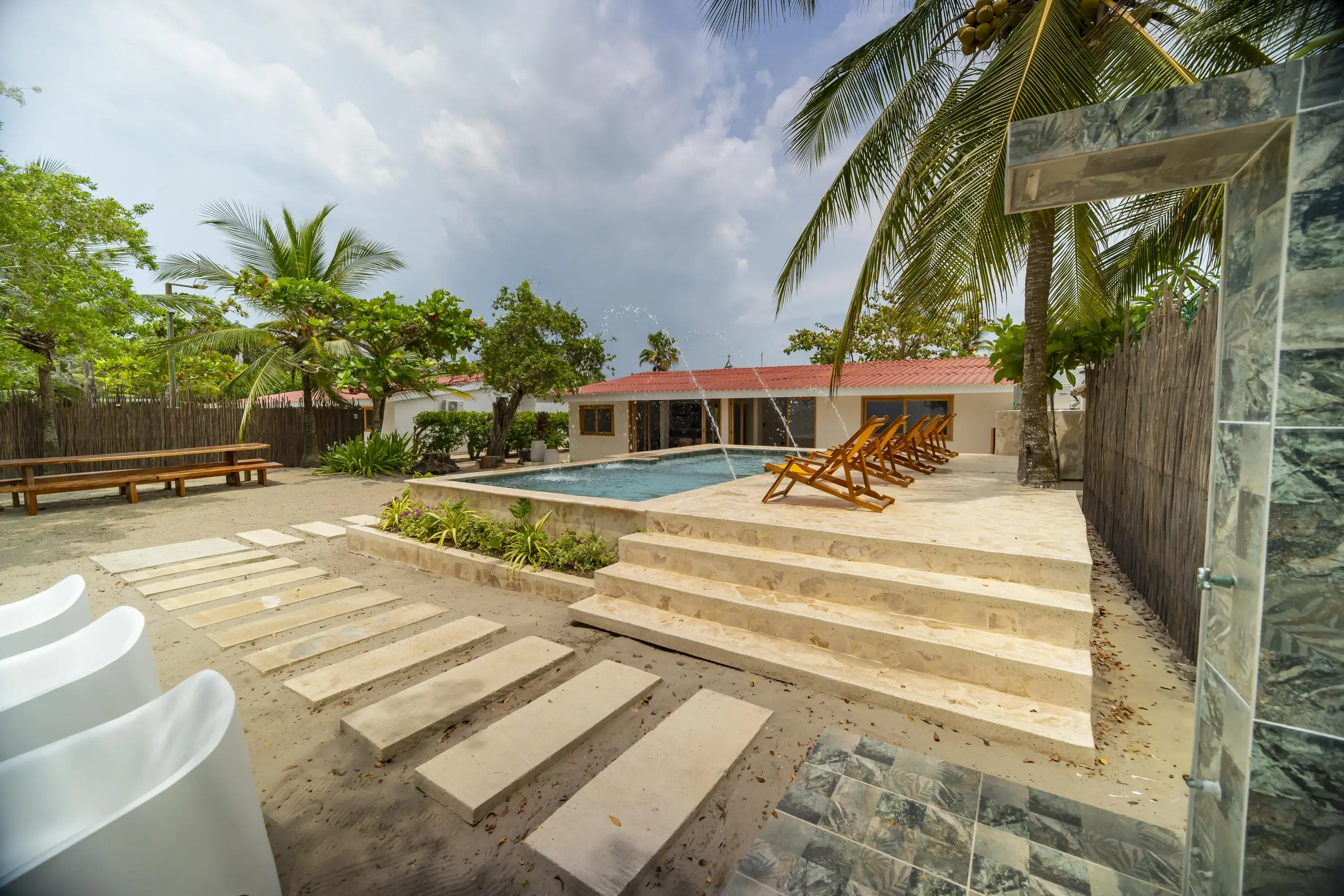 Interior de una de las casas de Host Vacation frente al mar Caribe